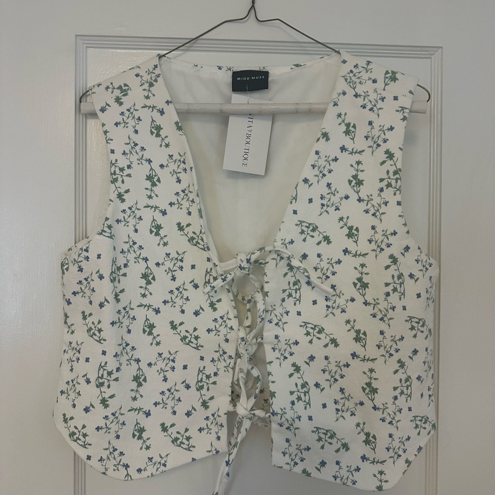White Floral Lace-Up Crop Vest